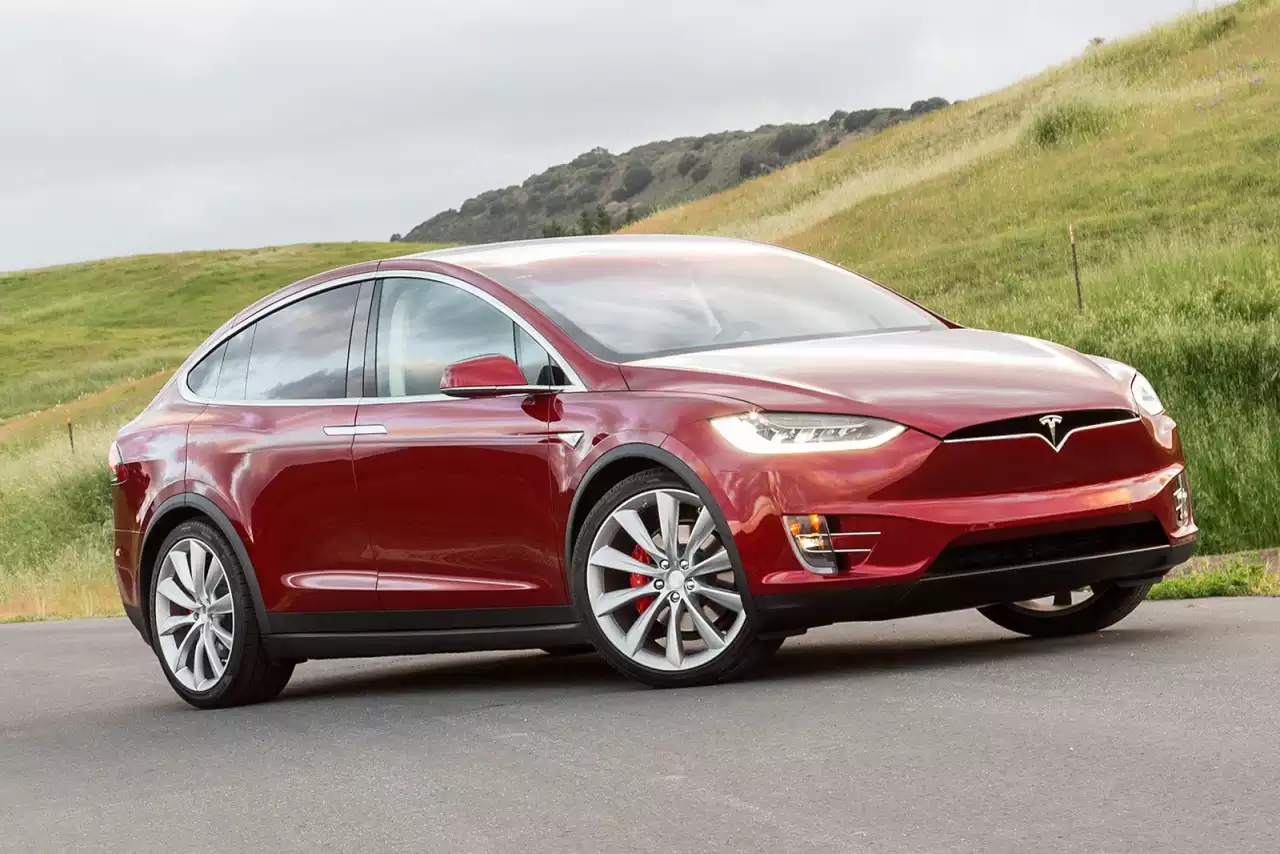 Экспертам удалось заполучить контроль над электромобилем Tesla Model X