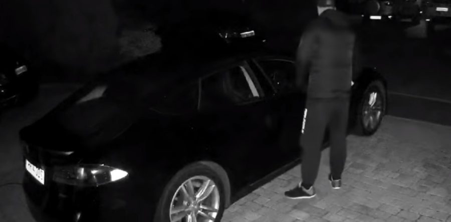 Преступники взломали брелок и угнали Tesla S (видео)