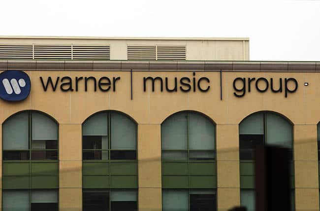 На компанию Warner Music Group подали групповой иск